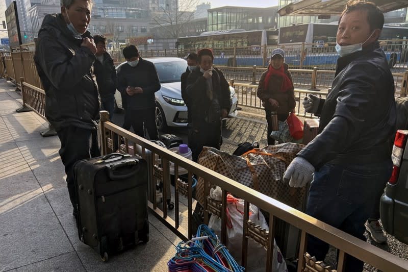 <cite>2023年1月6日，攜帶行李在中國北京西站等候火車的農民工。（美聯社）</cite>