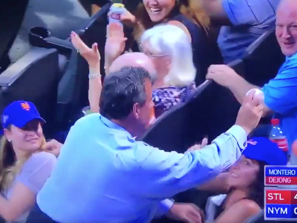 Video Chris Christie Caught A Foul Ball At A Mets Game And Was