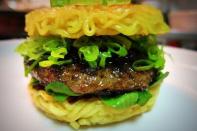 <p>Ebenfalls ein Trend aus den USA: Ramen Burger. Statt eines Brötchens wird das Stück Fleisch sowie das Gemüse zwischen zwei Spaghetti-Patties gepackt. (Bild-Copyright: Flickr/ManEatManila) </p>