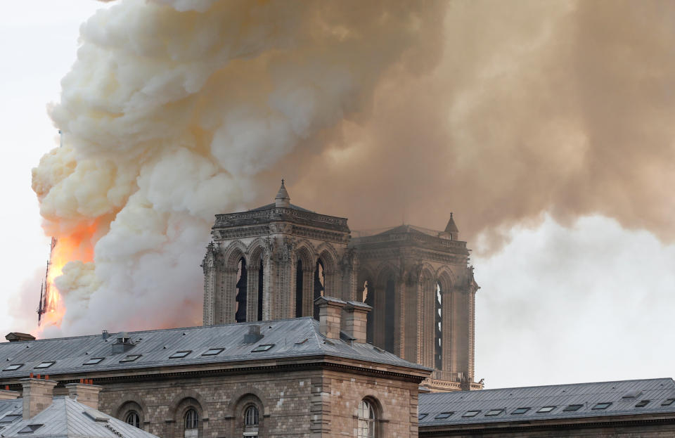 El fuego devora la catedral de Notre Dame de París