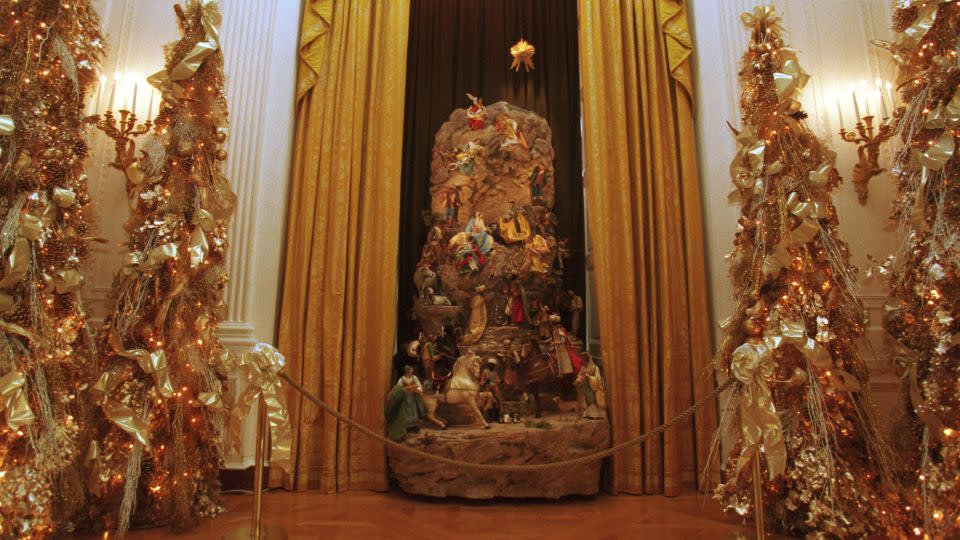 <strong>1998: </strong>Clinton's shimmering gilt decorations for the year centered on the theme "A Winter Wonderland." - Georges De Keerle/Getty Images