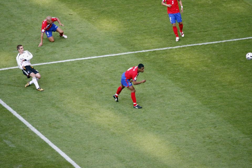 <p>Die Welt zu Gast bei Freunden hieß es 2006 in Deutschland. Dass gleich zu Beginn eine Euphoriewelle durch das Land schwappte, lag auch am wunderschönen Auftakttor von Philipp Lahm, der gegen Costa Rica den Ball vom linken Strafraumeck in hohem Bogen ins Tor schlenzte. Dabei war zuvor Lahms Einsatz wegen einer Ellbogenverletzung noch auf der Kippe gestanden. (Bild: Getty Images / Michael Steele)</p> 