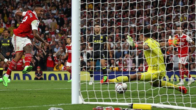 Sementara Arsenal yang menjamu Aston Villa unggul terlebih dahulu lewat gol Gabriel Jesus pada menit ke-30. Striker Brasil yang sebelumnya membela Manchester City ini berhasil memanfaatkan bola muntah hasil tembakan Granit Xhaka. (AFP/Adrian Dennis)