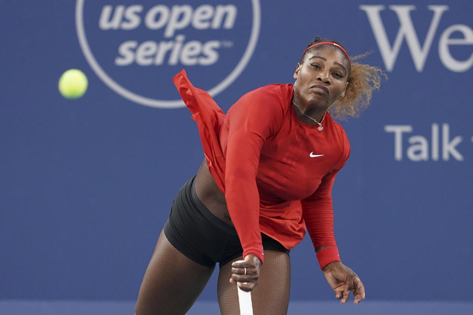 La estadounidense Serena Williams realiza un saque ante la australiana Daria Gavrilova en la primera ronda del Abierto de Cincinnati, el lunes 13 de agosto de 2018 (AP Foto/John Minchillo)