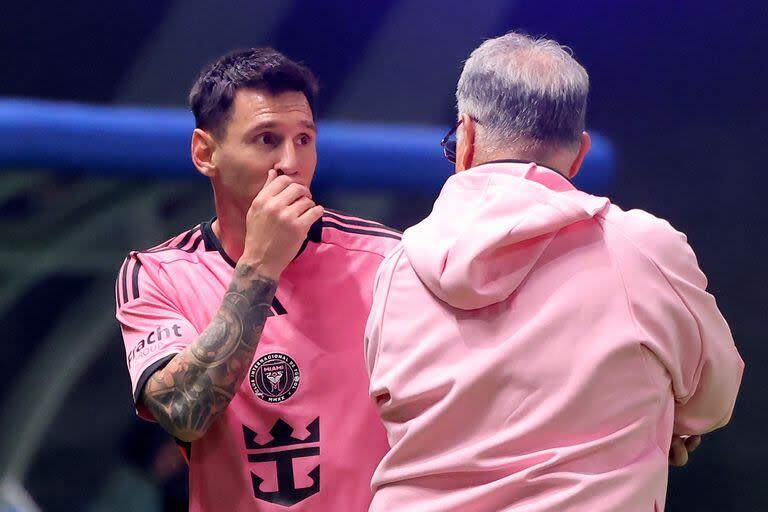 Lionel Messi y Gerardo 'Tata' Martino, DT de Inter Miami, en la derrota de las Garzas por 4 a 3 frente a Al Hilal de Arabia Saudita