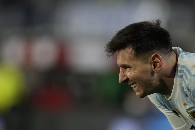 Lionel Messi bajo la atenta mirada de todos los futbolistas de la selección de Bolivia (AP Foto/Natacha Pisarenko, Pool)
