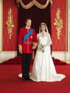 <p>Mucho más solemne era la foto principal del álbum oficial de la boda del príncipe Guillermo y Kate Middleton, que se celebró el 29 de abril de 2011. Fue tomada por Hugo Bernando en Clarence House, una de las residencias de la casa real británica en Londres. (Foto: Gtres). </p>