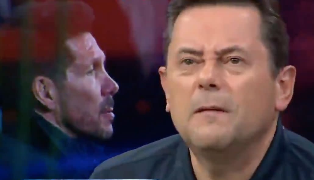 Tomás Roncero en 'El chiringuito de jugones' señalando a Diego Pablo Simeone, entrenador del Atlético de Madrid. (Fuente: twitter/@elchiringuitotv)