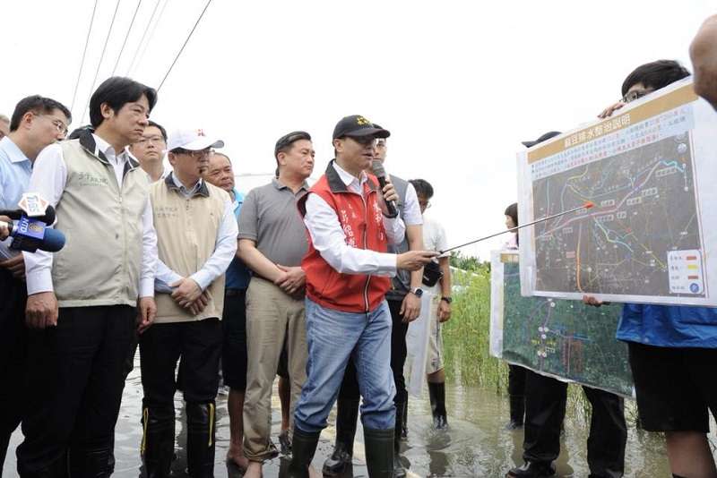 823暴雨讓南台灣大淹水，行政院長賴清德的「上帝論」遭致批評。圖為賴清德訪視台南災區。（取自賴清德臉書）