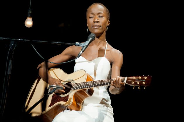 Rokia Traoré performing in 