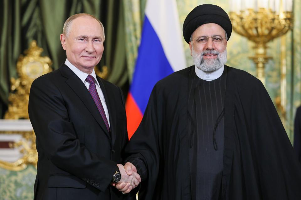 Sie sind einander wichtige Partner: Russlands Präsident Wladimir Putin und Irans Präsident Ebrahim Raisi. - Copyright: picture alliance/dpa/TASS | Sergei Bobylev