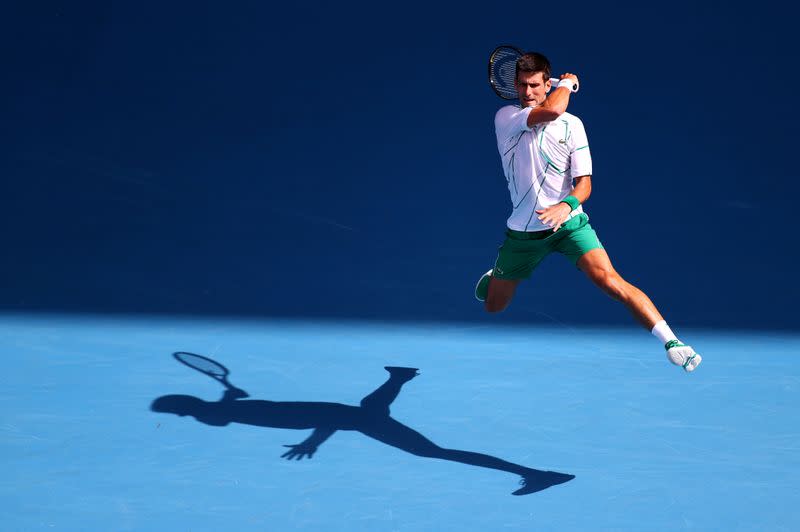 Novak Djokovic de Serbia en acción durante el partido contra Yoshihito Nishioka de Japón, en Melbourne, Australia. REUTERS/Kai Pfaffenbach