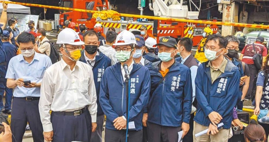 高雄城中城大火，內政部長徐國勇、高雄市長陳其邁、消防局長李清秀、警察局長黃明昭等人到場關切救災進度。（圖／中國時報曹明正攝）