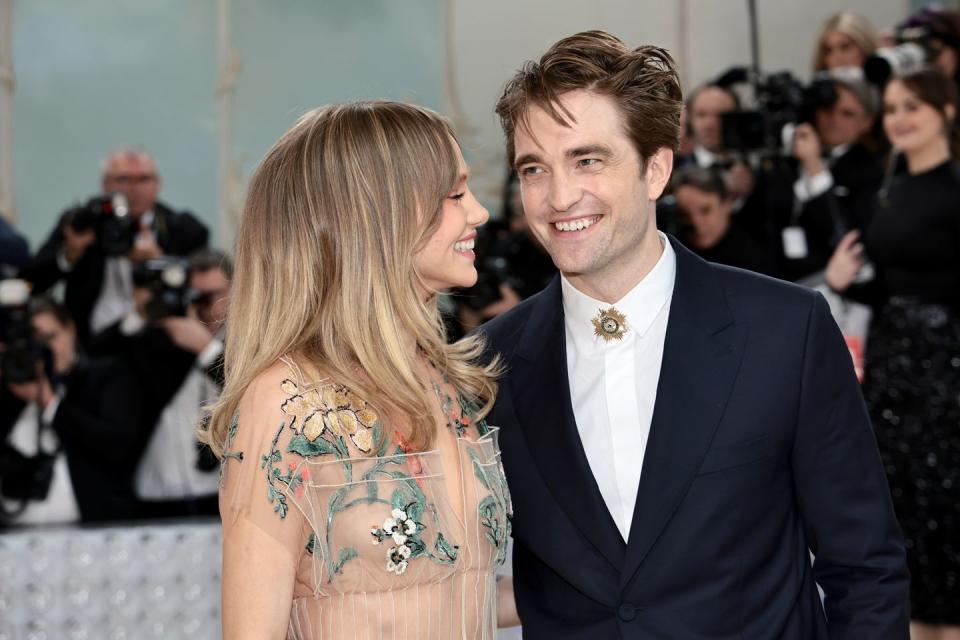 new york, new york may 01 suki waterhouse and robert pattinson attend the 2023 met gala celebrating karl lagerfeld a line of beauty at the metropolitan museum of art on may 01, 2023 in new york city photo by jamie mccarthygetty images