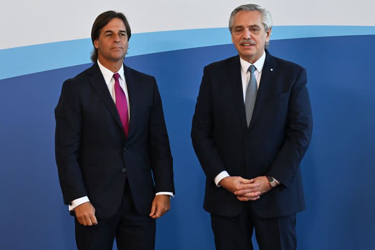 El presidente argentino Alberto Fernández posa para una foto con su homólogo uruguayo, Luis Lacalle Pou, antes de la Cumbre de Jefes de Estado del MERCOSUR y Estados Asociados en Puerto Iguazú, Argentina, el 4 de julio de 2023.