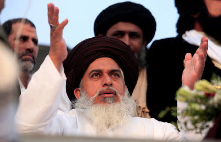 Khadim Hussain Rizvi, leader of the Tehreek-e-Labaik Pakistan an Islamist political party, leads members in shouting slogans during a sit-in in Rawalpindi, Pakistan November 13, 2017. REUTERS/Faisal Mahmood