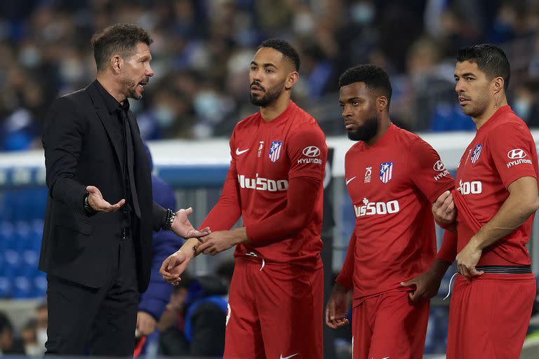 Diego Simeone le da indicaciones a Matheus Cunha, antes de ingresar en un encuentro ante Real Sociedad; a su lado, Thomas Lemar y Luis Suárez