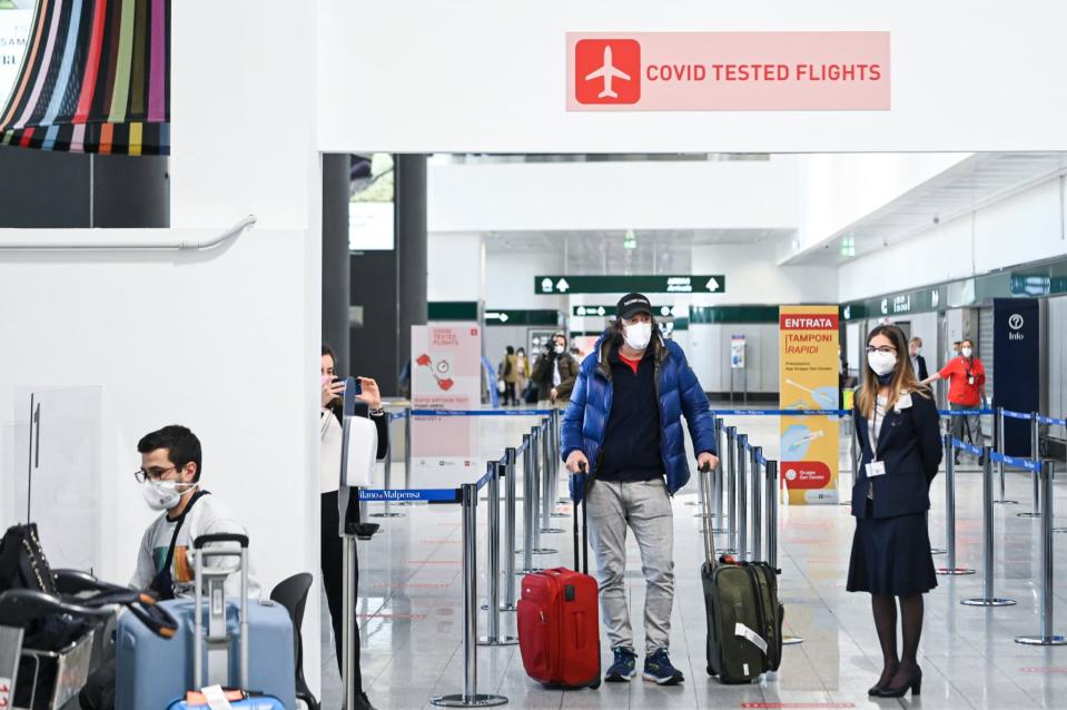 Passagers du premier vol exempté de Covid-19 à l'aéroport de Milan, le 3 avril 2021 - Piero Cruciatti / AFP