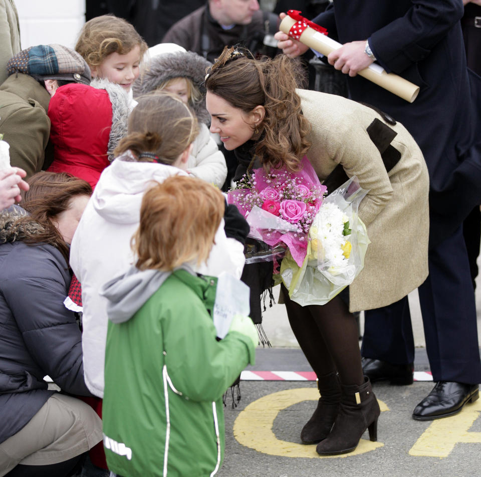 <p>Un grupo de niños se reunió para darle una calurosa bienvenida a la nueva incorporación de la familia real. Aquí podemos ver a nuestra protagonista saludando a los pequeños, que le entregaron cartas y flores. (Foto: Indigo / Getty Images)</p> 