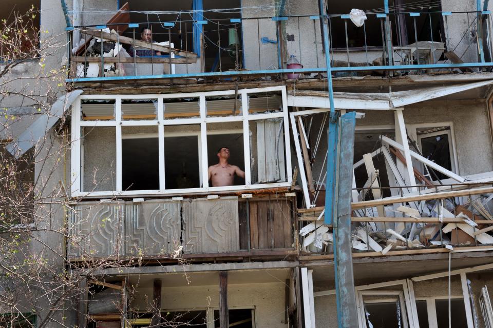 BAKHMUT, UKRAINE - JUNE 13: Residents of an apartment complex begin to repair their homes or begin to remove their belongings after a projectile fired last night from Russian troops landed in courtyard between two buildings heavily damaging both on June 13, 2022 in Bakhmut, Ukraine. In recent weeks, Russia has concentrated its firepower on Ukraine's Donbas region, where it has long backed two separatist regions at war with the Ukrainian government since 2014. (Photo by Scott Olson/Getty Images) *** BESTPIX *** ORG XMIT: 775822831 ORIG FILE ID: 1402696249