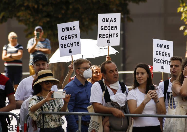 Manifestantes contra Orban durante su visita en Viena. Los carteles dicen "Abuelas contra la derecha" .(AP Photo/Theresa Wey)