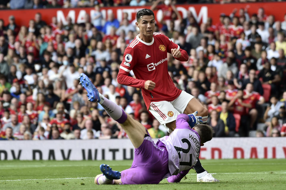 Cristiano Ronaldo, artillero de Manchester United, anota el primer gol durante el partido de la Liga Premier inglesa entre Manchester United y Newcastle United en el estadio Old Trafford, Manchester, Inglaterra, sábado 11 de setiembre de 2021. (AP Foto/Rui Vieira)
