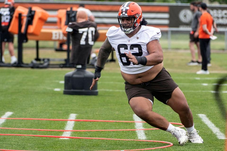 Cleveland Browns' Siaki Ika (62) runs a drill at rookie minicamp May 12 in Berea.