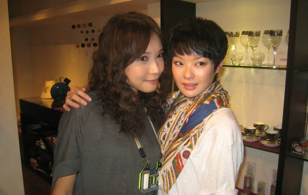 Model Sheila Sim with celebrity pal actress Dawn Yeoh (Yahoo! File Photo)