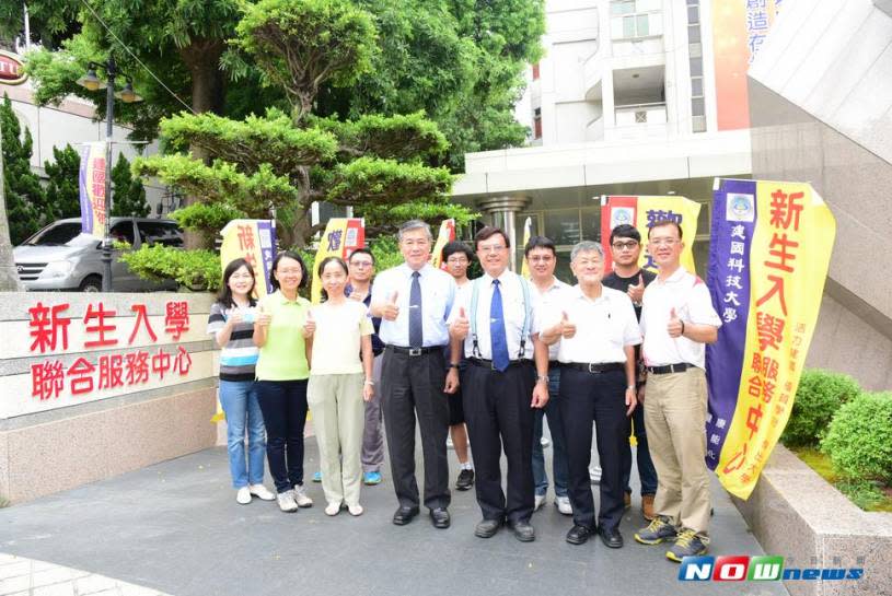 建國科技大學開設新生入學聯合服務中心，校長陳繁興重視新生服務親自督導同仁做好新生入學服務。（圖／記者陳雅芳攝，2017.7.19）