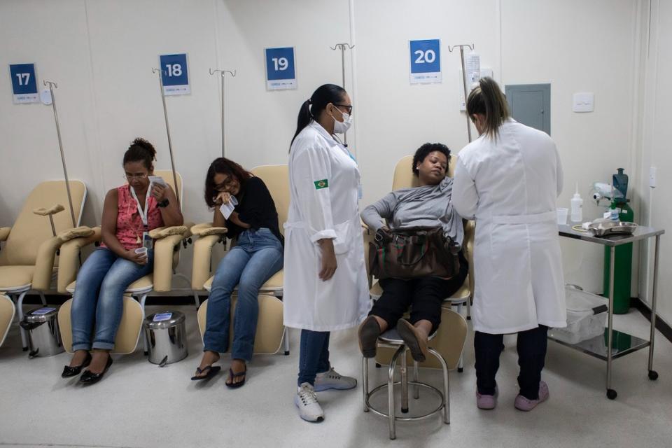疑似感染登革熱的巴西民眾，2月7日在里約一間市立醫院候診。美聯社