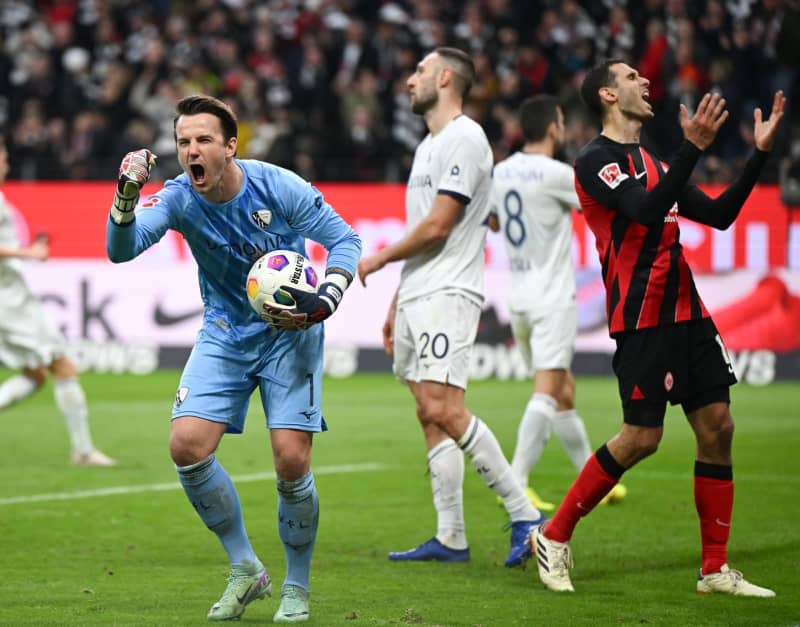 Eintracht Frankfurt's Ellyes Skhiri (R) and Bochum goalkeeper Manuel Riemann react during the German Bundesliga soccer match between Eintracht Frankfurt and VfL Bochum at Deutsche Bank Park. Arne Dedert/dpa