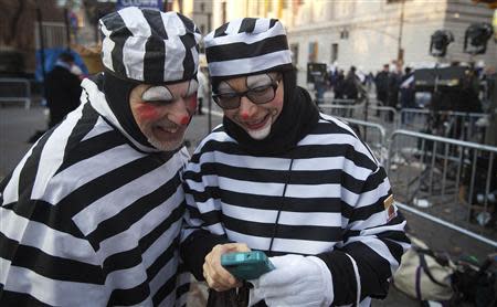 Clowns prepare before the 87th Macy's Thanksgiving day parade in New York November 28, 2013. REUTERS/Carlo Allegri