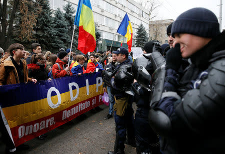 Policemen stand guard during a rally against Moldova's President-elect Igor Dodon representing the Socialist Party in Chisinau, Moldova November 14, 2016. REUTERS/Gleb Garanich