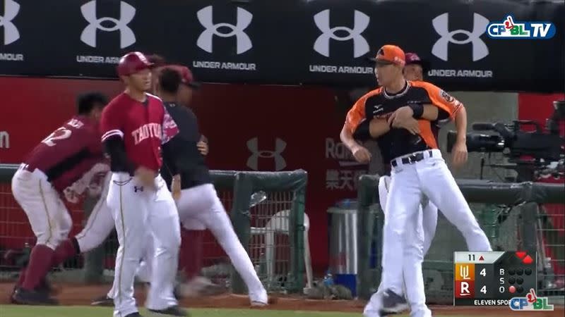 陳俊秀抱住林岳平。（圖／翻攝自CPBL TV）