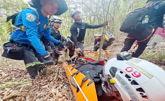 （觀傳媒高屏新聞）【記者宋德威、陳佩琪／高雄報導】自108年宣布山林解禁後，南臺灣最夯郊山高雄柴壽山民眾參與山域健走活動人數多，其中柴壽山部分區域屬管制區，但因常有山友抱冒險心態及事前準備不足等因素，導致意外傳出，搜救難度也最高。消防局第二大隊為強化「城市郊山」叢林搜救專業，22日起為期四天舉辦「ORT叢林搜索救援專長班」第三期，透過GPS衛星定位、山域搜索及困難地形通過項目實作課程，提升警消及民力團體搜救單位的搜救能力。課程途中下轄受訓警消獲報有山友在東柴壽山林道因頭部外傷需處置，指導團即刻調度人力化解危機，值得讚許。歷經24小時課程，參訓學員全數過關。