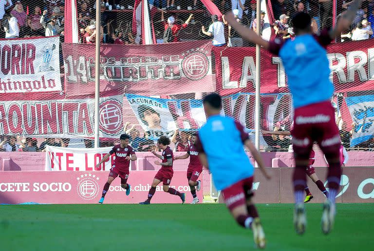 Hasta los suplentes de Lanús saltan: Di Plácido acaba de convertir el primer gol del conjunto granate ante San Lorenzo