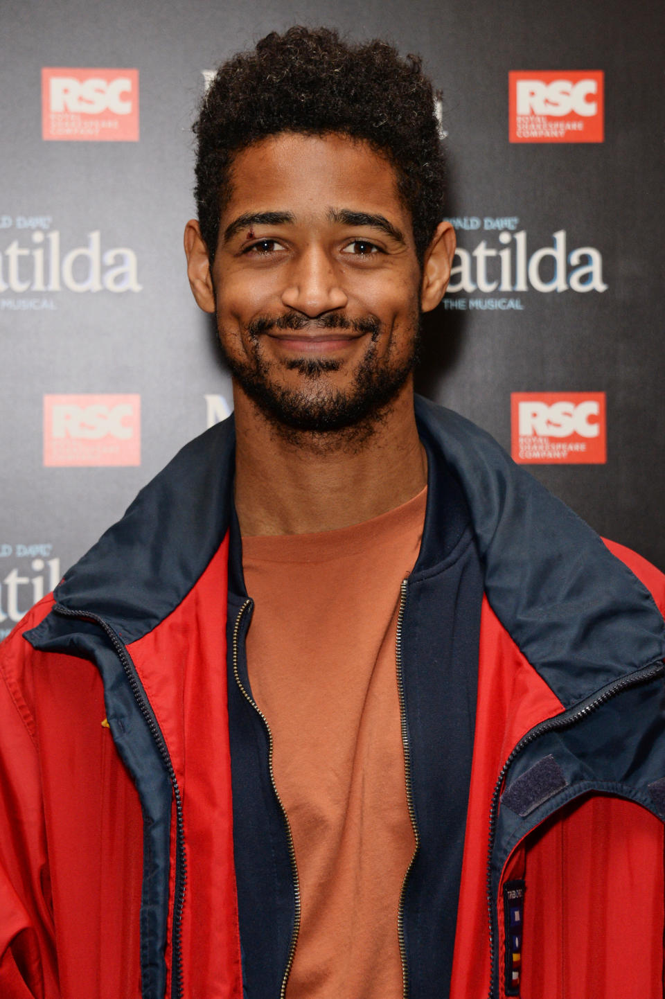 Alfred en veste rouge sur le tapis rouge