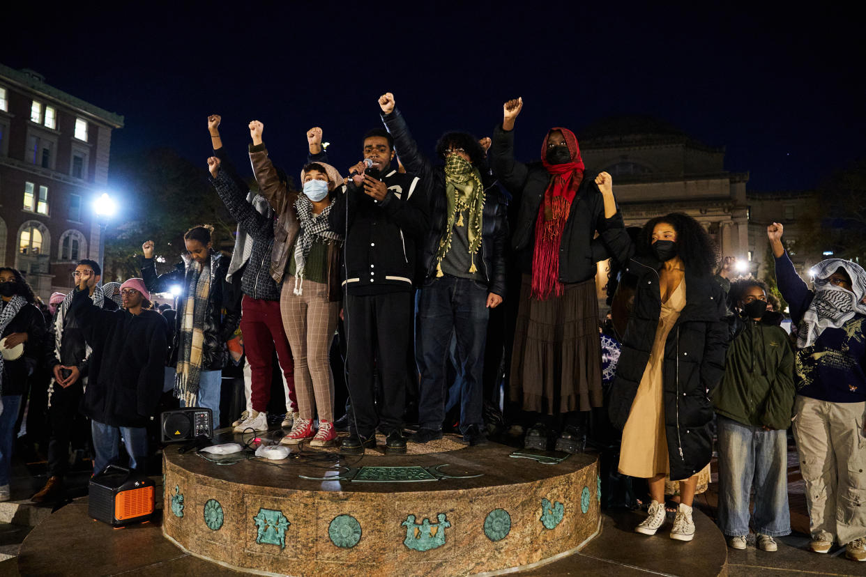 Estudiantes del grupo Black Students Organization protestan contra la decisión de la Universidad de Columbia de suspender a las organizaciones Students for Justice in Palestine y Jewish Voice for Peace en Nueva York, el 14 de noviembre de 2023. (Bing Guan/The New York Times)