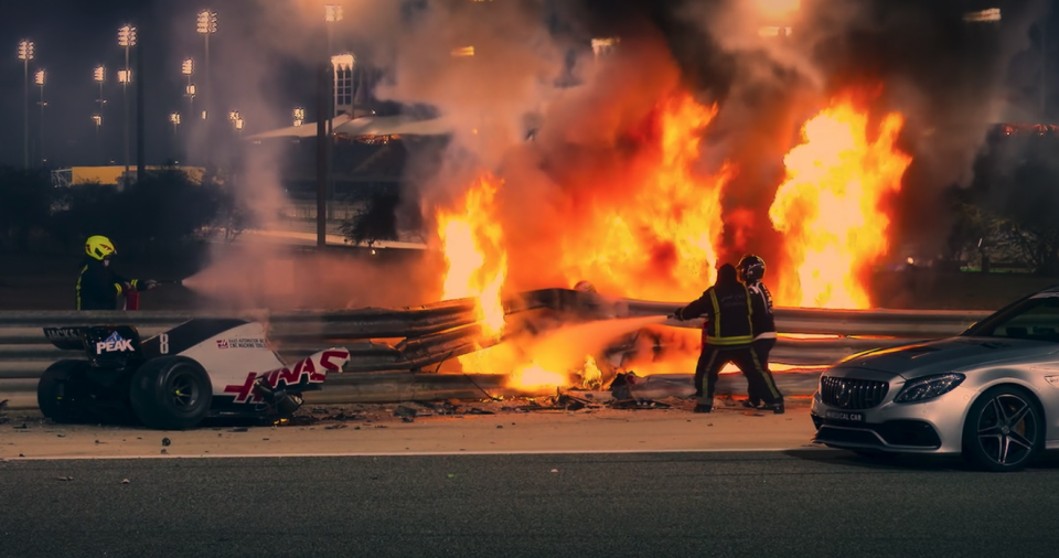 哥桑起步不久戰車撞欄後大爆炸。