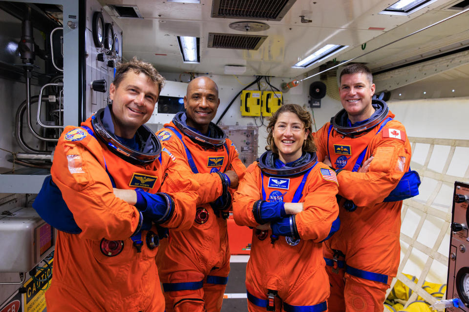 Esta fotografía proporcionada por la NASA muestra, de izquierda a derecha, a Reid Wiseman, Victor Glover y Cristina Koch, y al astronauta de la Agencia Espacial Canadiense, Jeremy Hansen, durante una prueba en el Centro Espacial Kennedy, en Florida, el miércoles 20 de septiembre de 2023. (NASA vía AP)