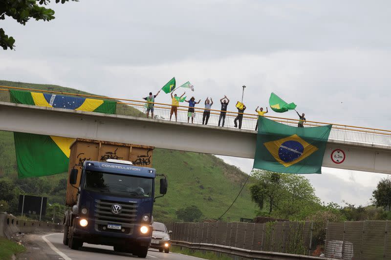 Foto del martes de seguidores del Presidente de Brasil, Jair Bolsonaro, bloqueando una carretera en Queimados, en el estado de Rio de Janeiro