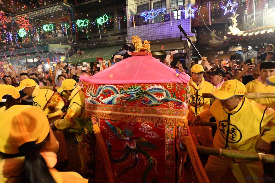 白沙屯媽祖與山邊媽祖的粉紅色跑車。（圖／林柏年攝）