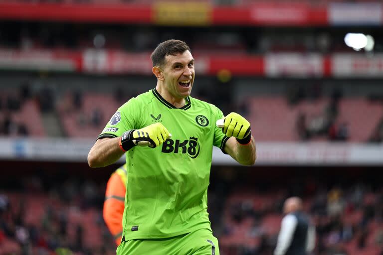 El bailecito con el que Dibu Martínez celebró la clasificación a semifinales de la Conference League. Foto:@VarskySports