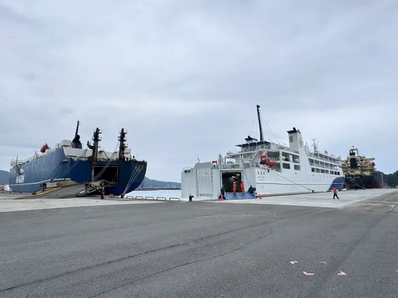 ▲台北快輪（左）及新臺馬輪（右）抵達蘇澳港海運疏運。（圖／航港局提供）