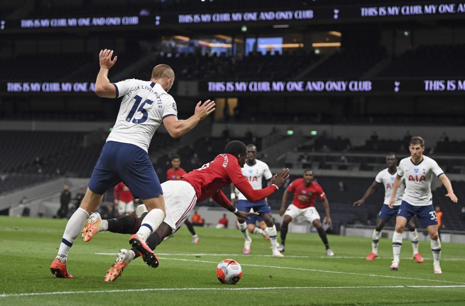 El francés Paul Pogba, del Manchester United, recibe una falta de Eric Dier, del Tottenham, para que se sancione un penal en el partido de la Liga Premier, disputado el viernes 19 de junio de 2020 en Londres (AP Foto/Shaun Botterill, Pool)