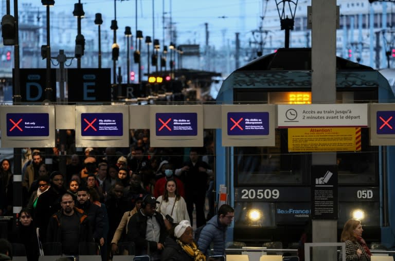 Des voyageurs gare de Lyon à Paris le 16 février 2024 lors d'une grève des contrôleurs de la SNCF (Ian LANGSDON)