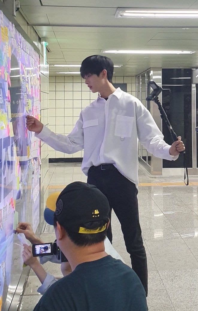 韓國地鐵站的真的是追星聖地，粉絲們已經在地鐵站捕捉到《Produce X 101》的練習生們的身影，這次是人氣練習生金敏圭。