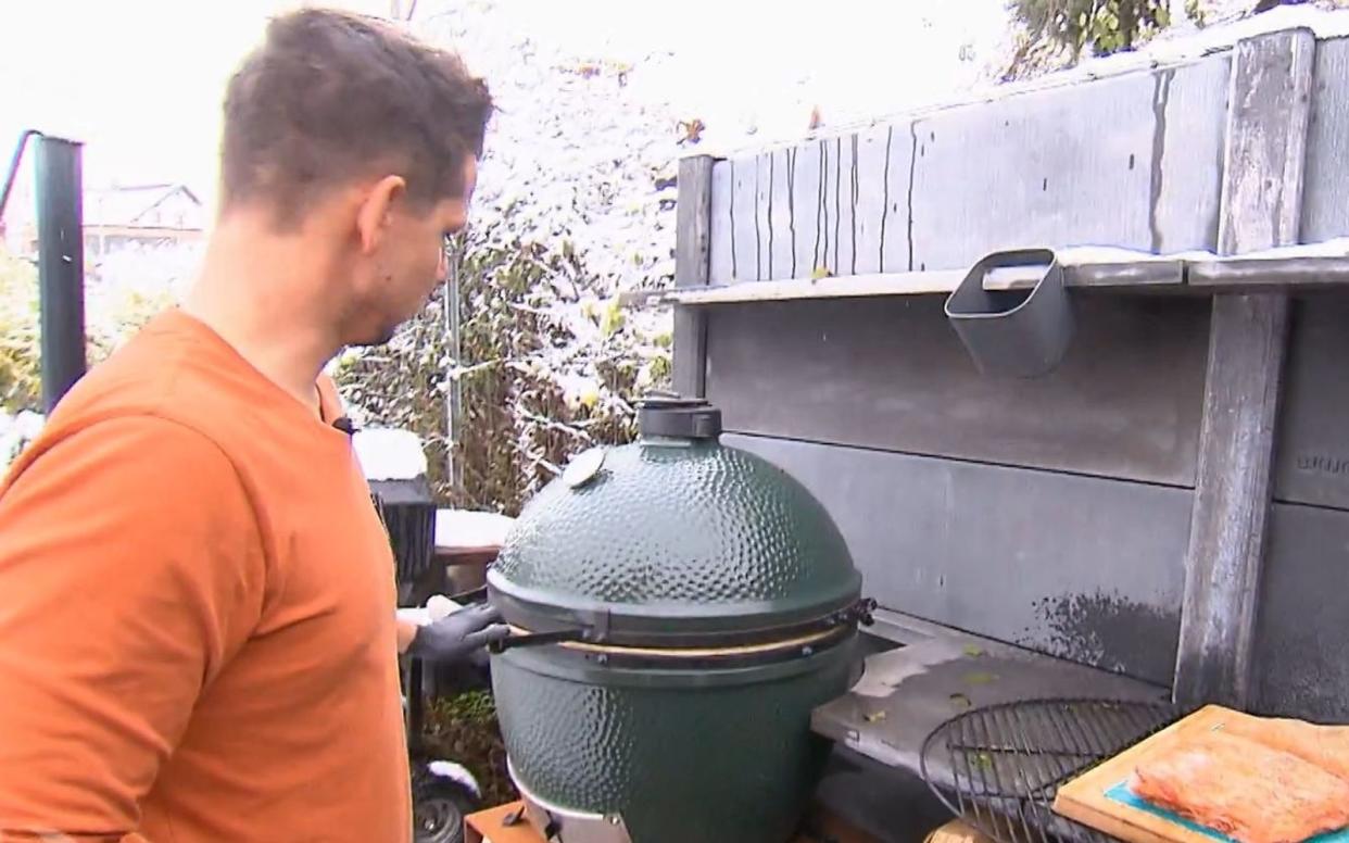 Für einen weltgereisten Gourmet muss es schon ein Keramikgrill sein: Tobi und seine Beef Ribs in der Outdoor-Küche. (Bild: RTL)