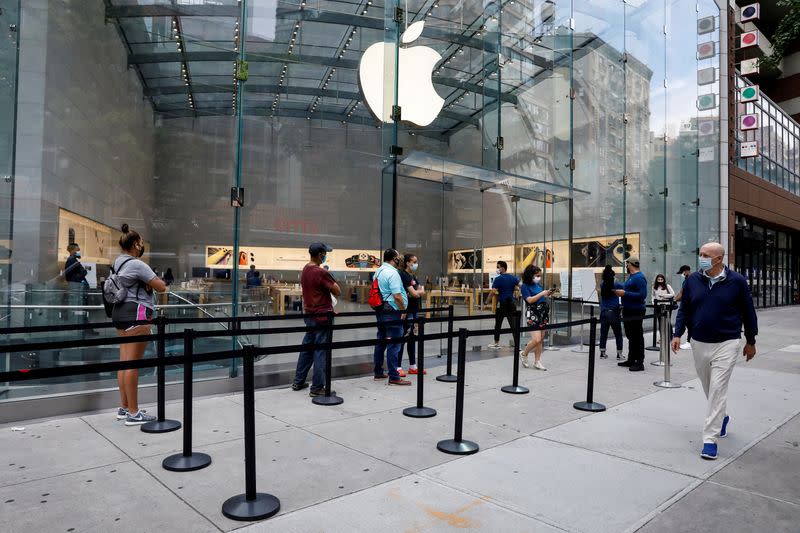 FILE PHOTO: Customers distance before entering an Apple Store during phase one of reopening after COVID-19 lockdown in New York City