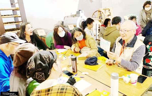 茶博館與台大動物博物館、植物標本館的志工群在展覽期間進行熱絡的館際交流活動。（圖：新北市文化局提供）